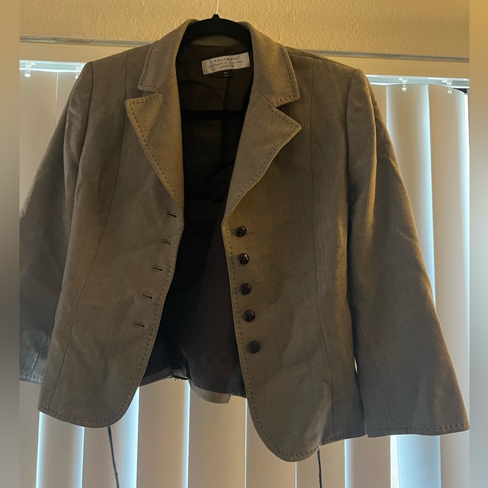 Vintage Tahari Blazer from 90’s near perfect